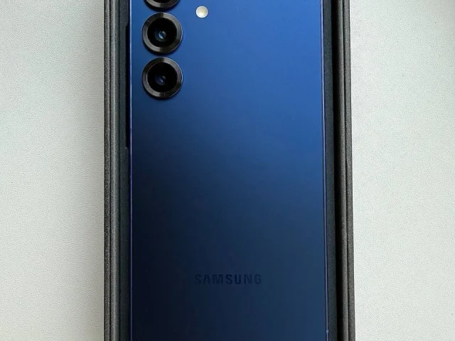 Фото: Продам Samsung S25 256ГБ темно-синего цвета в отличном состоянии, на гарантии. Глобальная версия на 2 сим карты + есим. 