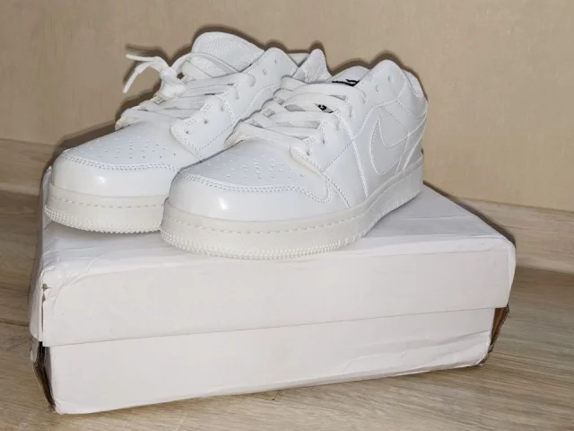 Фото: Продам кроссовки, размеры цены и прочее тут: