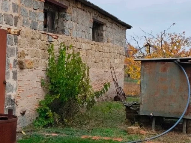 Фото: Продам участок 30 соток в Мелитопольском округе село Терпенье первая улица со стороны города,с недостроем дом,садом чере