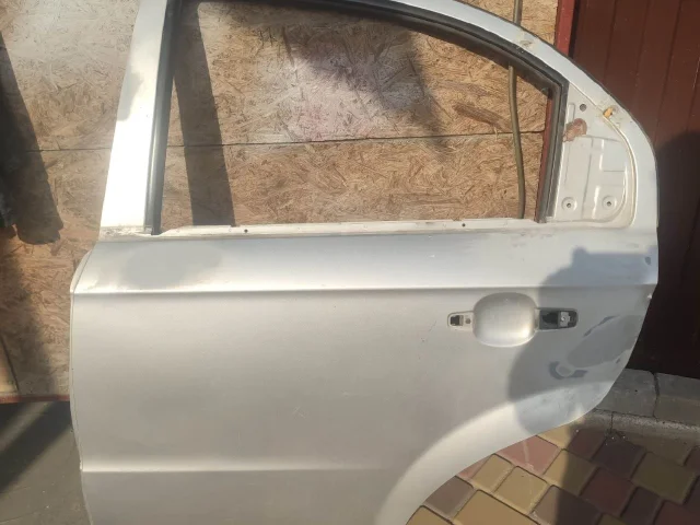 Фото: Двери Шевроле авео т 250 передняя и задняя левые. Гнили нет вообще но есть побои.цена по 3000р каждая.Есть передний стек