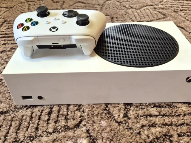 Фото: В продаже xbox series s, состояние идеальное, 500гб, комплект: один джойстик состояние идеальное оригенал, блок питания