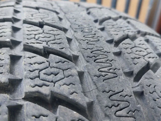 Фото: Продам б/у зимнюю резину TOYO 235/55R19