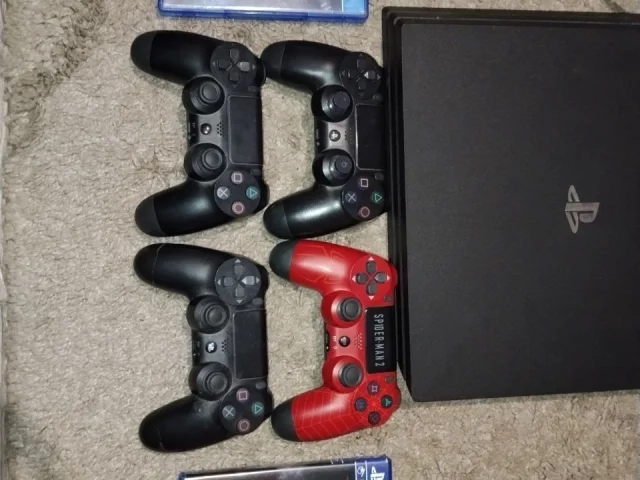 Фото: Продам PS4 pro состояние хорошее, в комплекте 2 шнура, и 2 джойстика, игры и ещё 2 джойстика в подарок