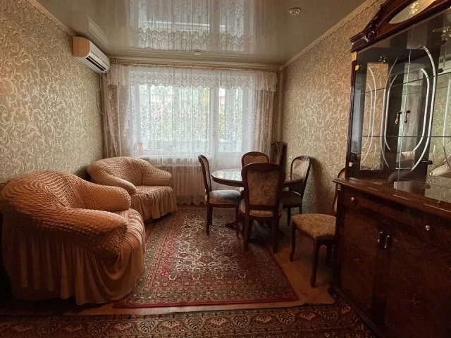 Фото: Продаётся просторная двухкомнатная квартира в самом центре города Мариуполя, на улице Варганова. Общая площадь — 45,3 кв