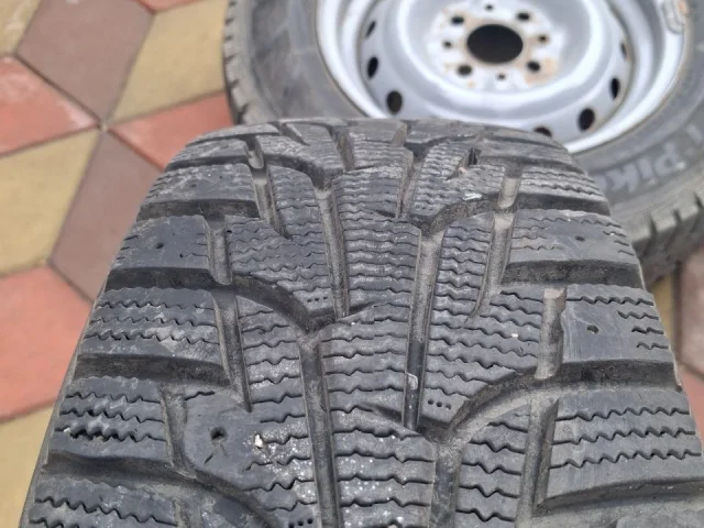 Фото: Продам зимнюю резину с дисками на Жигули, фирмы Hankook Pike RS, 175*70 R 13, разболтовка 4*98. Колеса все накачены и от