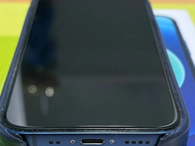 Фото: Продаю свой iPhone 12 mini на 128 GB в цвете blue. Телефон в хорошем состоянии, экран, грани, задняя крышка, корпус в це