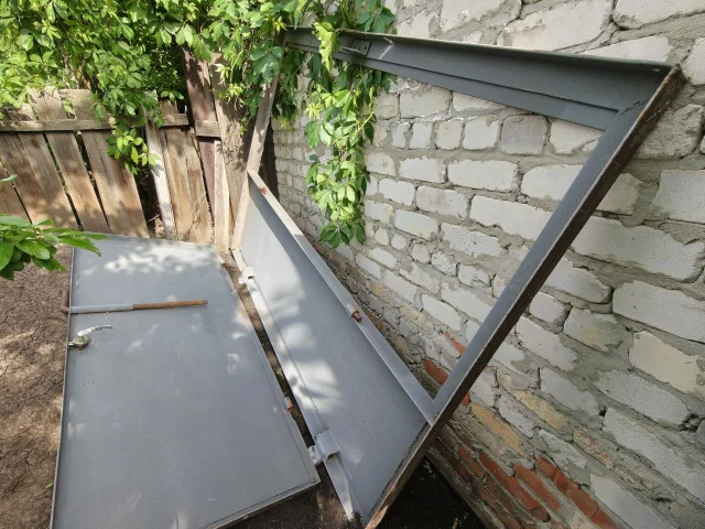 Фото: Продам ворота распашные со столбами. Встроенная калитка. Ширина 3.20, Высота 2м. Донецк, Буденовский район