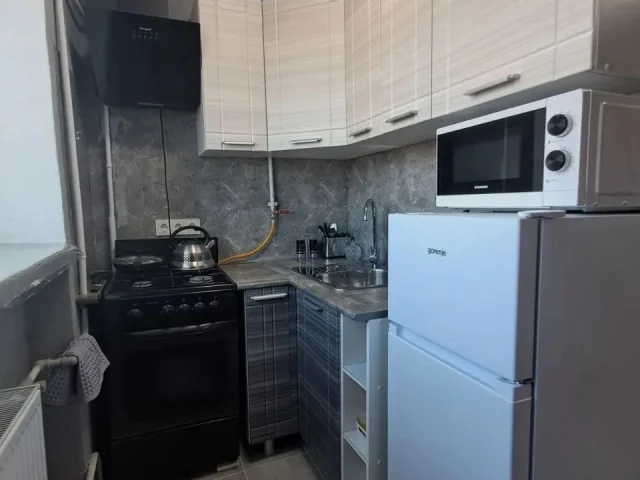 Фото: Сдам компактную квартиру-студию в г. Бердянск, район АКЗ. Расположена на 5 этаже пятиэтажного дома, не угловая