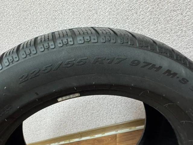 Фото: Продаю 2 автомобильные резины Pirelli Winter Sottozero 240 Serie II 225/55 R17 98H