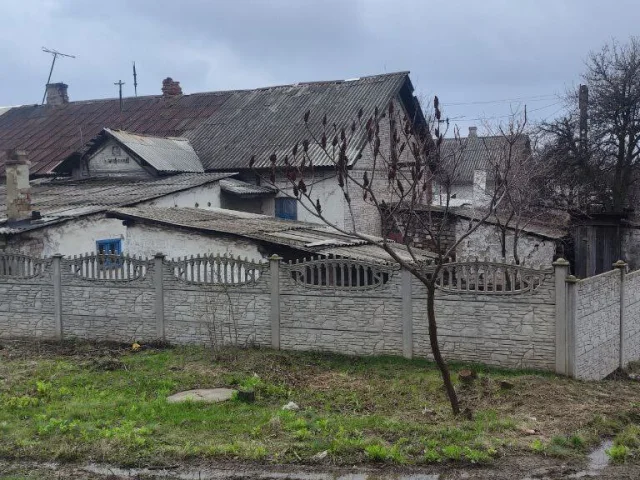 Фото: Продаю дом в г.Алмазная недалеко от Стаханова (ЛНР/Россия), район Колона, печное отопление (газа нет), выполнен косметич