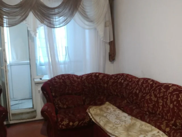 Фото: Продам 3 ком.кв., ул. Нестерова 101, 2/5. Квартира теплая, окна пластик, балкон пластик, проводка поменяны, коммуникации