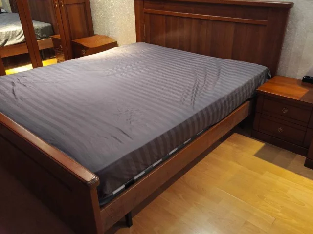 Фото: продаю двуспальную кровать с матрасом 160*200в хорошем состоянии. комплект полностью готов к использованию. причина прод