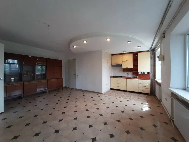 Фото: Продам 2х ком.кв-ру, ул.Кирова 22, 5/5. Автономное газовое отопление, крыша шиферная, не течет. Кухня -студия (узаконена