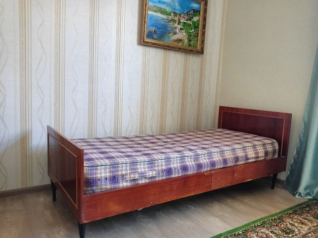 Фото: Кровать 1.90 *0.82, целая и крепкая, без посторонних запахов, матрас бесплатно прилагается