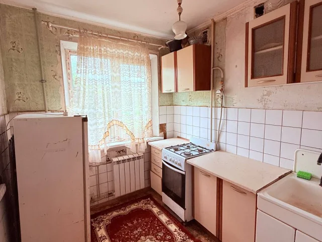 Фото: Сдается 3 х ком. кВ. 2/5 в центре города (о-р 1000 мелочей.МФЦ). Имеется мебель и техника. Есть комиссия