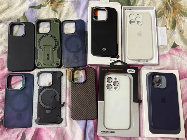Фото: Продам чехлы на iPhone 15 Pro. Все почти новые, в хорошем состоянии, в основном оригинал. Чехлы вышли на 33 000 руб., пр
