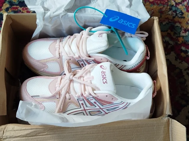 Фото: кроссовки новые, asics, 40 размер. возможна доставка по Донецку. находятся в кировском районе
