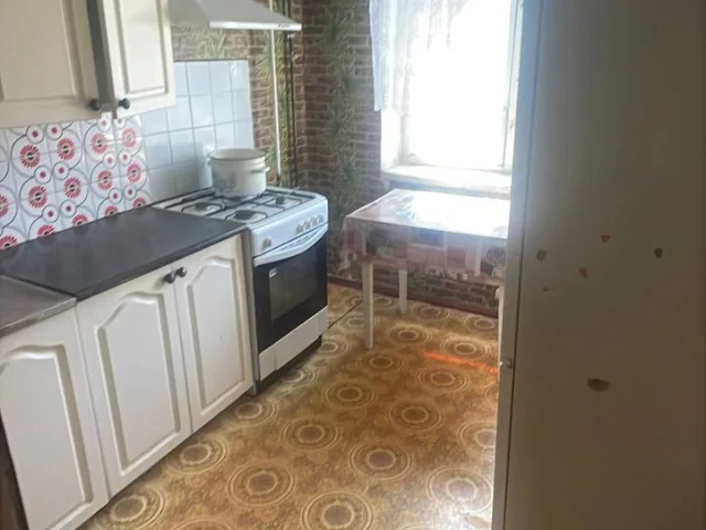 Фото: Сдам на длительный срок 2-х комн.квартиру гражданским,семье.Находится на Кирово 5/9.Косметический район,частично мебель,