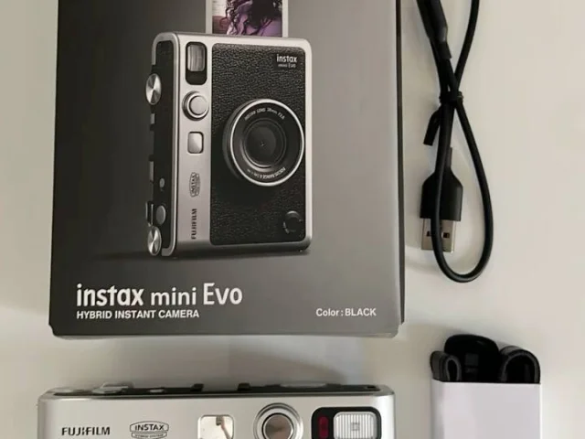Фото: Instax mini evo
