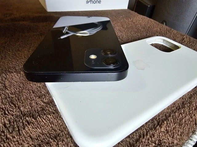 Фото: Iphone 12 128 GB все функции работают. Батарею нужно заменить, плохо держит заряд. По корпусу и экрану есть царапинки. В