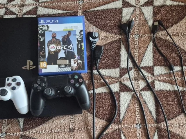 Фото: Продам PS4 Pro 1 ТБ + 2 геймпада + UFC 4