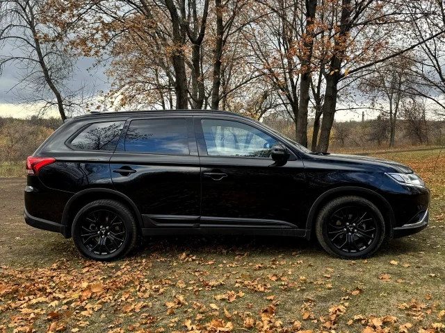 Фото: Mitsubishi Outlander 2.0 CVT 4WD Intense+ Black Edition, 2020 г., пробег 53 000 км. Постоянный полный привод, топовая ко