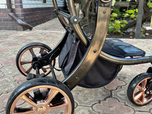 Фото: Продам коляску эко -кожа ( состояние хорошее) после одного ребенка. Донецк , Кировский район , или по договоренности Кон