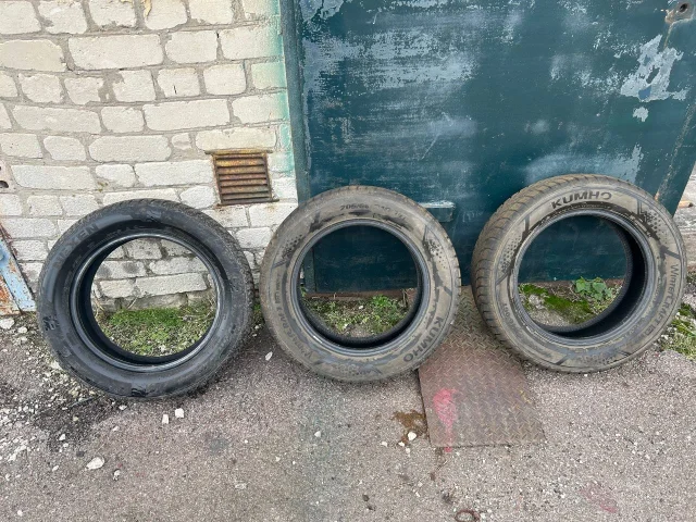 Фото: Продам резину зима (2 покрышки) KUMHO 205/60/16 (в идеале, откатал 1,5 месяца)