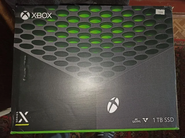 Фото: Продаю Xbox series x, на 1 Tb. Коробка в наличии. Полностью рабочая. Есть нюанс. След от наклейки на приставке... Можно 