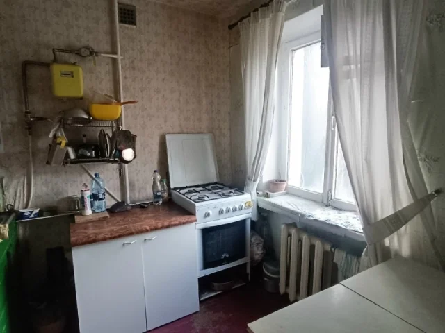 Фото: Продам 2-х ком.квартиру ж. м. Солнечный, р-н Исполкома, ул. Столяревского 28, 3/4, не угловая , окна дерево, сан узел со