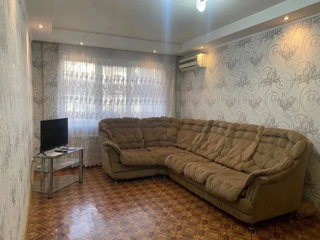 Фото: Продам 3-комн. квартиру на кв. Ватутина! 1/5-эт., 57/43/6. Не угловая. Окна м/п с решетками. Новая эл. проводка. На воду