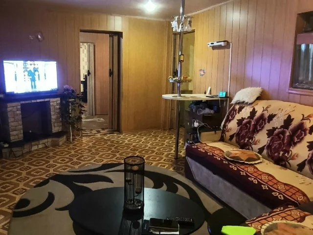 Фото: Горловка!!! Продам газифицированный двухэтажный дом по ул. Войкова, общ пл. 147 кв. м. ( 88 кв-л). В доме 6 комнат, кухн