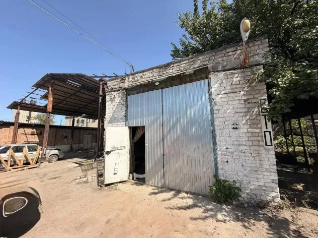 Фото: Сдам долгосрочно СТО (бокс, место под навесом и подсобные помещения), в Луганске (р- н ул. Лутугинской) ~200 кв. м. Терр