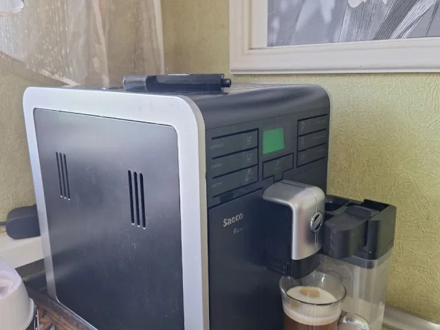 Фото: Кофемашина Saeco Moltio cappuccino. В хорошем состоянии. Все обслужено. Замечательный кофе готовит. Без дефектов, надежн