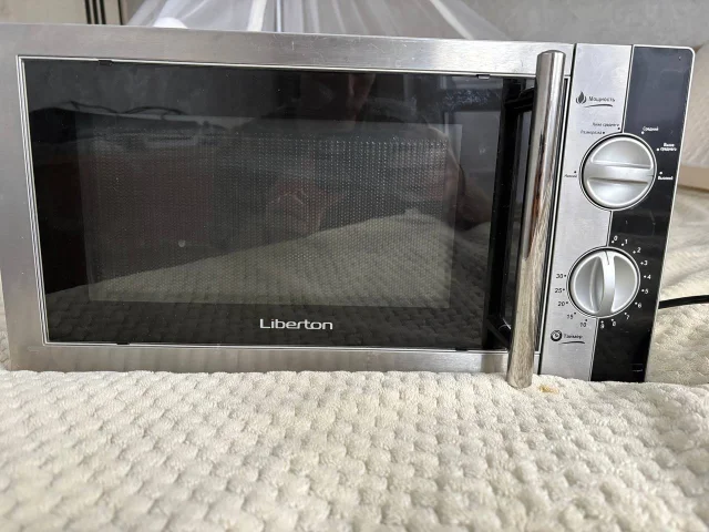 Фото: Продам микроволновую Liberton