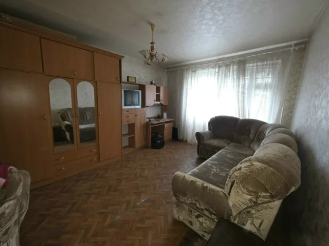 Фото: Продам 1-ком.квартиру р-н 245 кв. пр-кт Ленина 146а, 8/9. балкон застеклен пластик, окна дерево, комната с нишей, с мебе