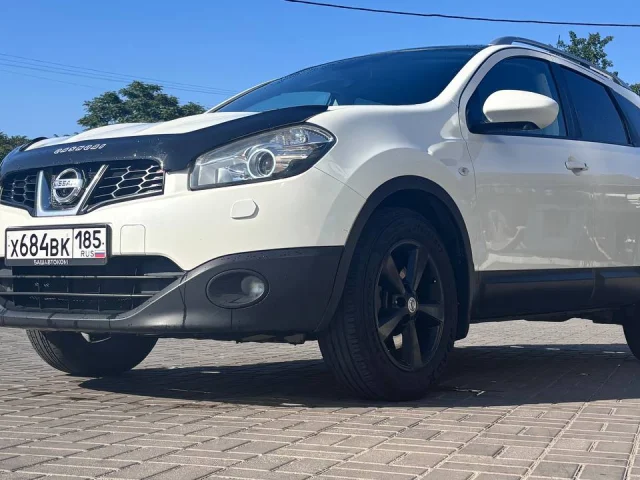 Фото: Nissan Qashqai 2013 год. 2 литра бензин. Автомат. Полный привод (подключаемый). Цвет белый перламутр. Салон кожа. Подним
