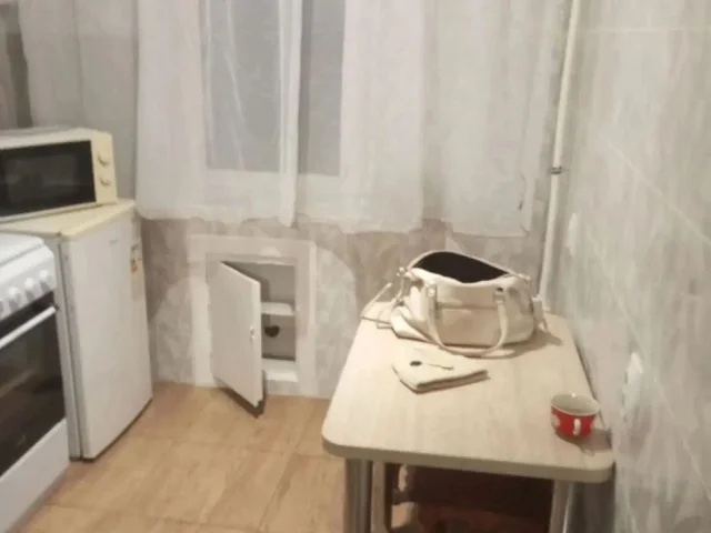 Фото: Сдаётся 1к гостинка 1/9 этаж по Урицкого 21 мкр. Имеется вся мебель и техника. Цена 20т в месяц, есть залог и комиссия