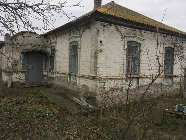 Фото: Продам дом г. Мелитополь, ул.Нестеренко. Состоит из 5 комнат, общ. площадь 70 кв.м. Высота потолка 3 м. В доме есть вода