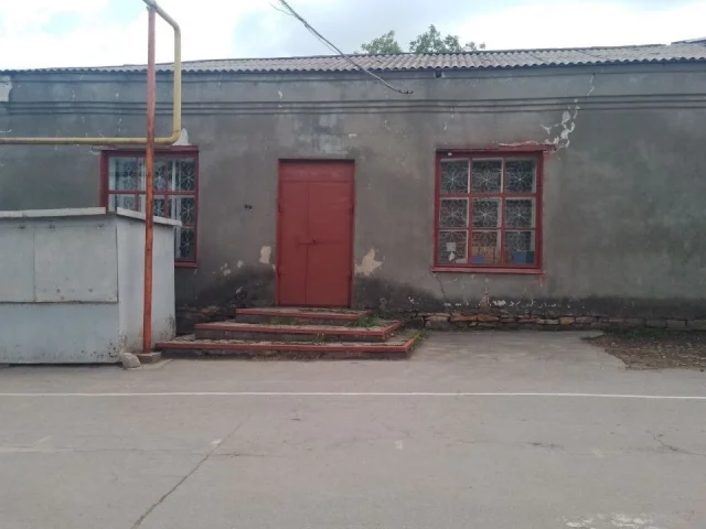 Фото: 💬 💬 Продам  магазин в центре г. Стаханов, центральный рынок. Магазин расположен на территории Центрального рынка но на  