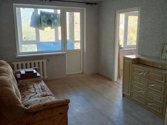 Фото: АРЕНДА.Луганск.Сдам на длительный срок 3 кк на кв.Солнечный.5/5.Чистая,светлая квартира..2 изолированные комнаты.3 спаль