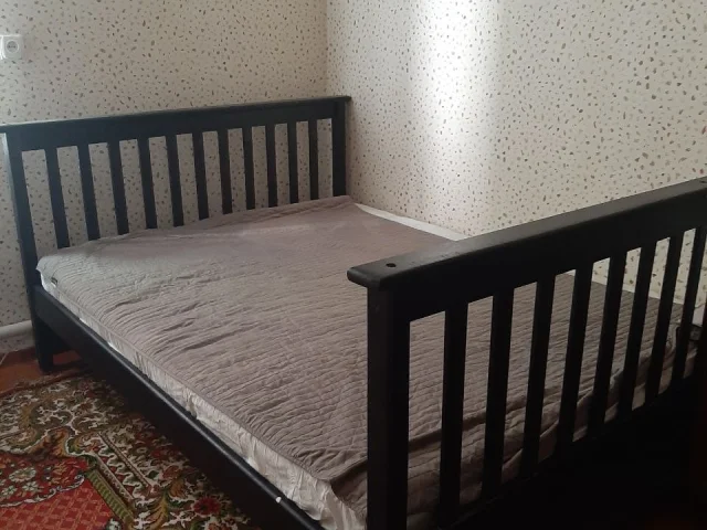 Фото: Кровать из натурального дерева с выдвижными большими ящиками, ортопедическим матрасом, наматрасником и покрывалом, цвет