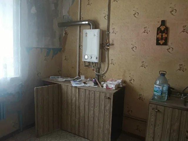 Фото: Горловка! Продам 2-х ком. кв-ру по ул. Великан, 45, 7/9, не угловая. Лифт работает постоянно. Газовая колонка - автомат