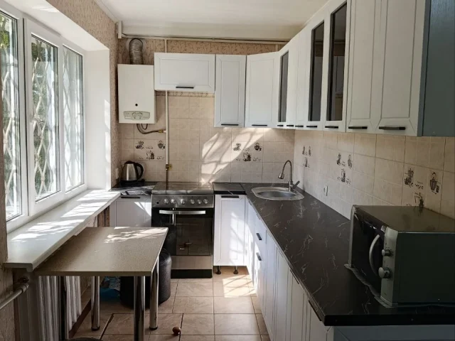 Фото: Продам 3-х комнатную квартиру в центре Донецка, район к-тр "Звёздочка".1/5 эт.брежневка. Отличное состояние. Вода 24/7 (