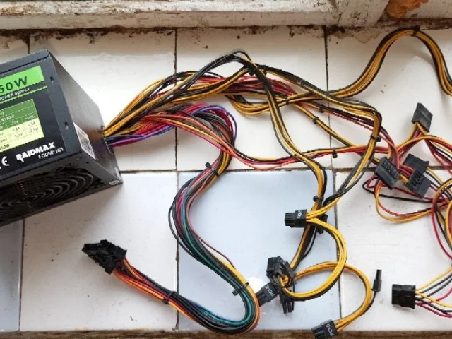 Фото: Продам блок питания Raidmax-850AU, 4 - 6+2 Pice, 6 SATA, 4 Molex, 8 pin Cpu