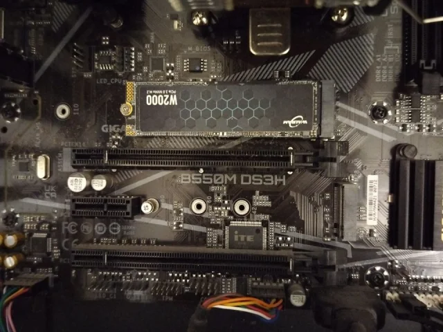 Фото: 1) Материнская плата GIGABYTE B550M DS3H. Управляемое чипсетом  B550 устройство станет отличным выбором как для професси