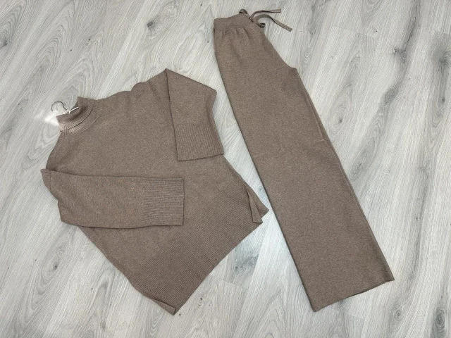 Фото: Вязаный  костюм Max Mara(Португалия) в идеальном состоянии,не подошёл по росту,одевался для примерки. Мягкий и комфортны