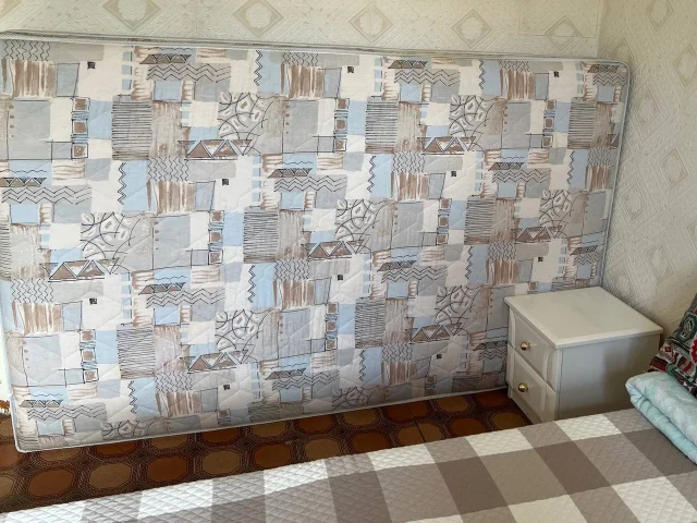 Фото: Продам почти новый матрац полуторка. Цена 1.500₽ самовывоз. Город Луганск кв Мирный. Детали звоните по номеру:
