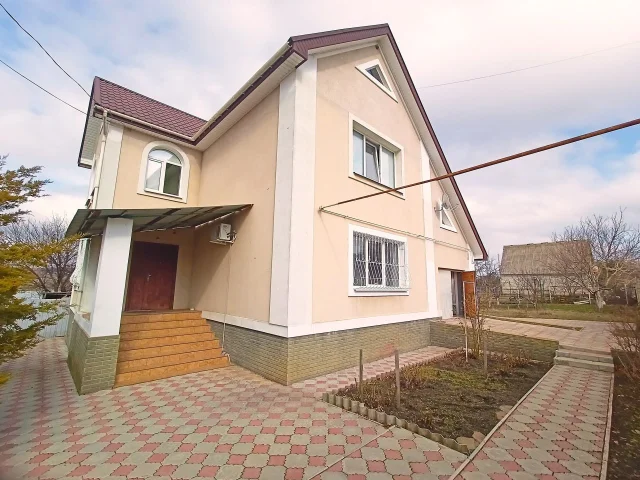 Фото: Продается большой современный кирпичный 2х этажный дом (S210м2) в пгт. Новосветловка. Участок – 20соток . Состояние захо