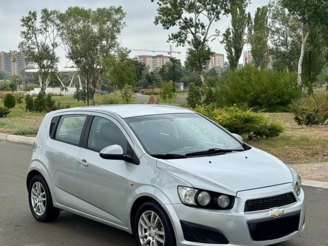 Фото: Chevrolet Aveo T300 2012 года выпуска на автомате, пробега родного 98 тысяч км, двигатель 1.6. Машина находится в Мариуп